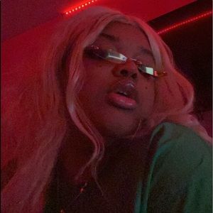 Meet your Posher, Dominique